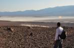 Observando a Badwater Basin, no Death Valley National Park, na Califórnia - EUA